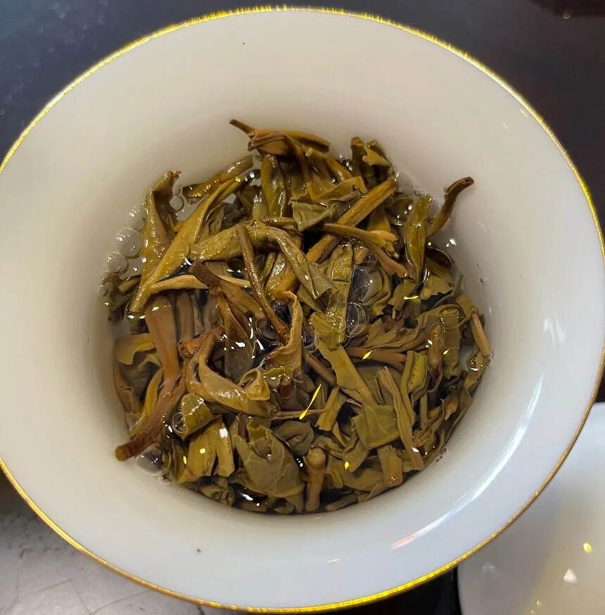 #普洱茶# 2020年易武刮风寨古树茶饼，蜜香。