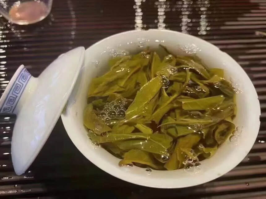 厚纸大红印，微烟香，口感饱满，汤厚质重，韵味十足，汤