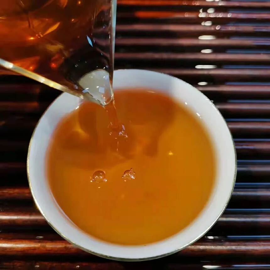 2007年象明茶厂8636青饼 珍藏品生态茶，采用传