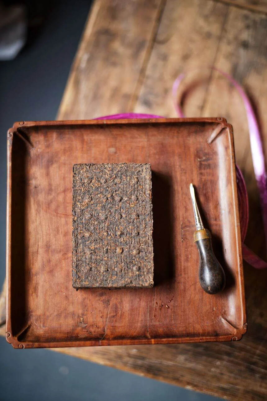 #普洱茶# 九十年代班章正山竹壳熟砖，早期纹路清晰可