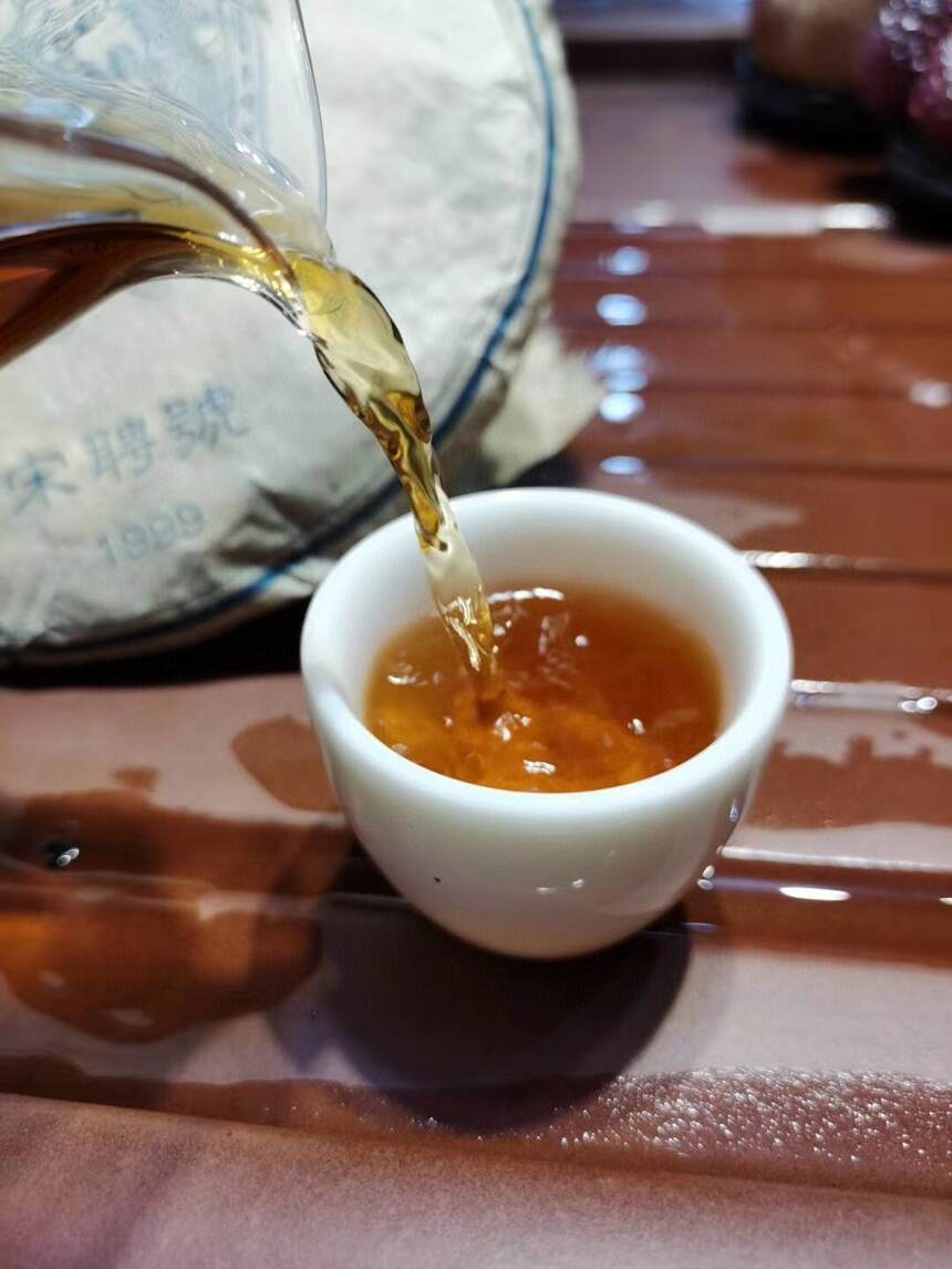 #普洱茶# 99年宋聘号老生茶，条索紧结黝黑油光，汤