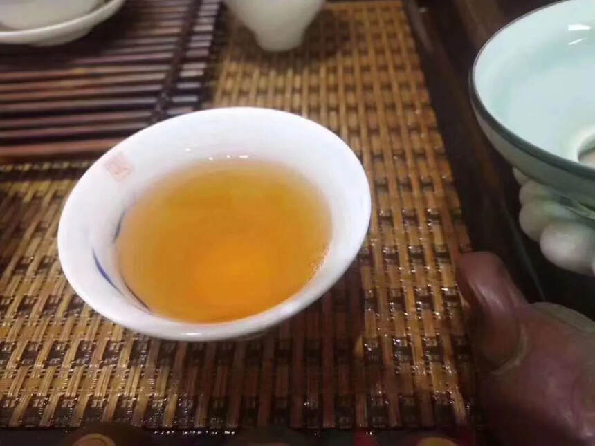 ??05年厚纸布朗绿印青饼老生茶，干仓，高烟香，茶底