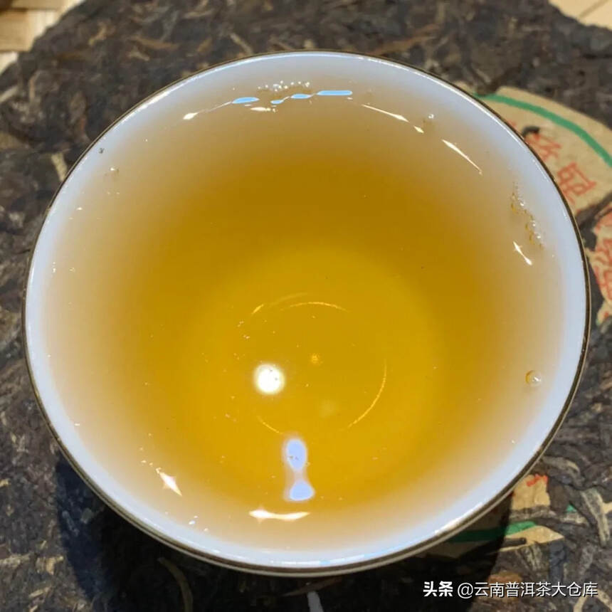 #茶生活# 90年代芒市德兰青饼#普洱茶# 
纯干仓