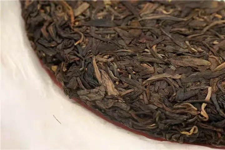 2011年福海贺开古树茶普洱生茶

茶汤入口雄浑有力