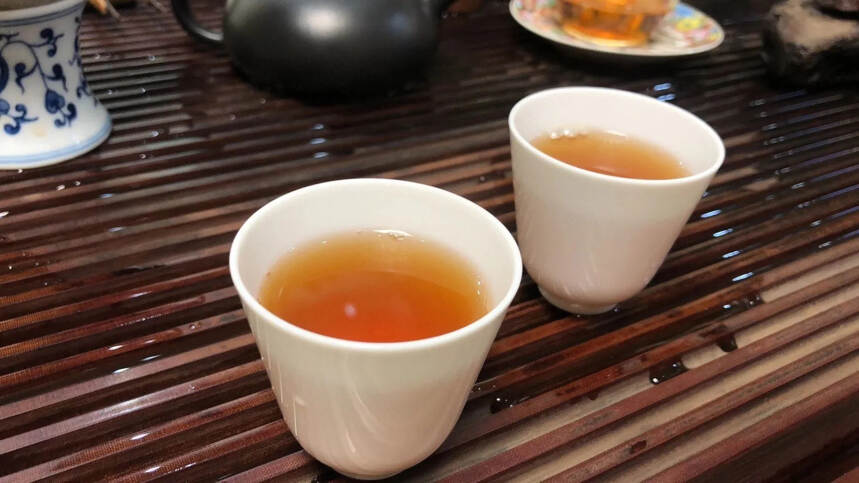 #普洱茶# 80年代绿印石头饼，生茶，因为压的铁故名