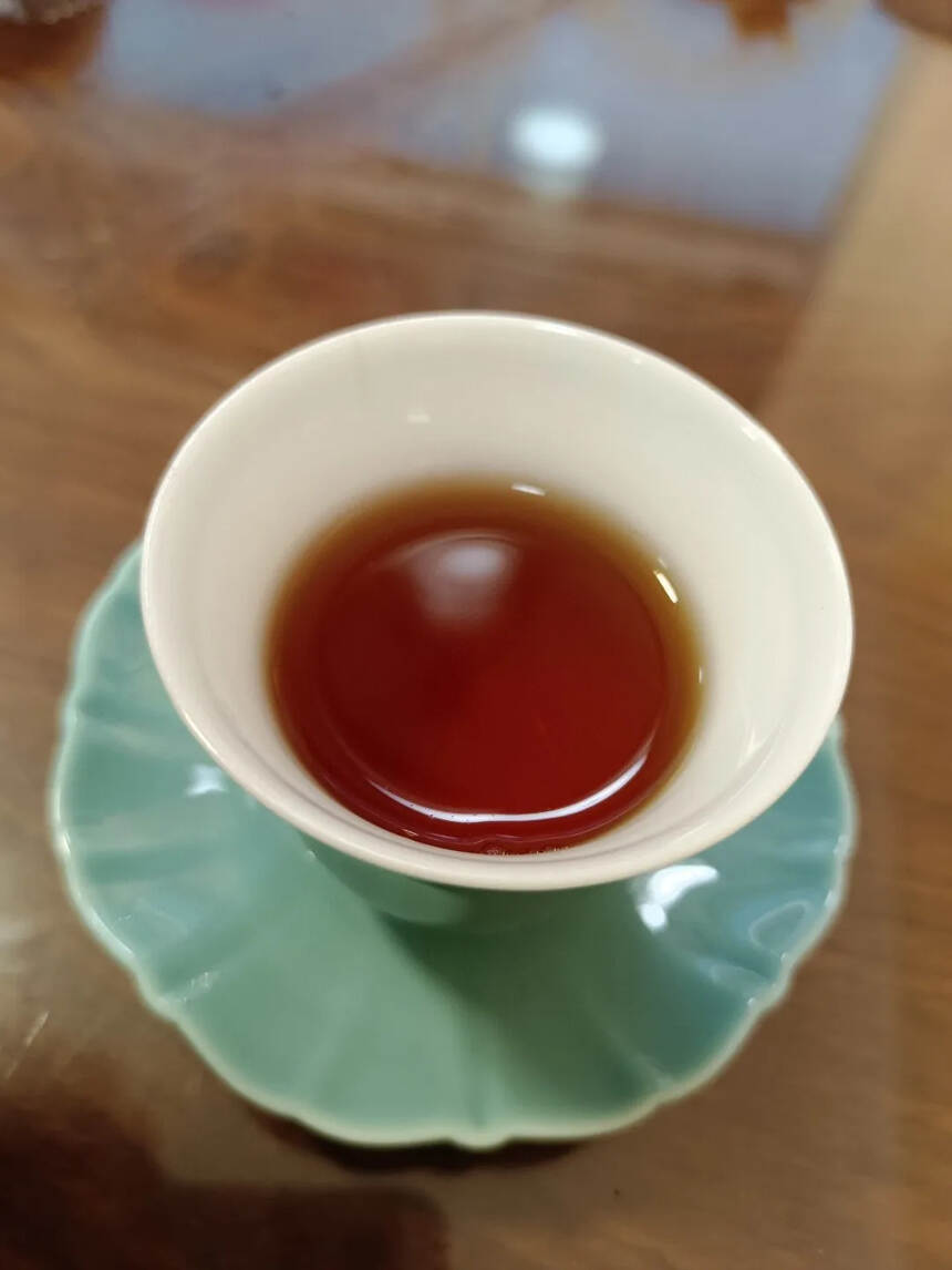 96年绿印青饼 老生茶
    茶汤入口醇和顺滑