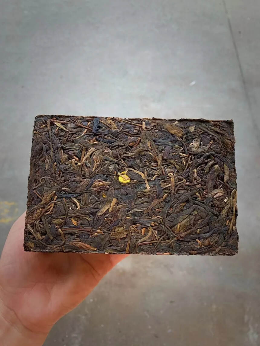 #普洱茶# 02年黄丝带老生茶砖，一砖500克，干仓