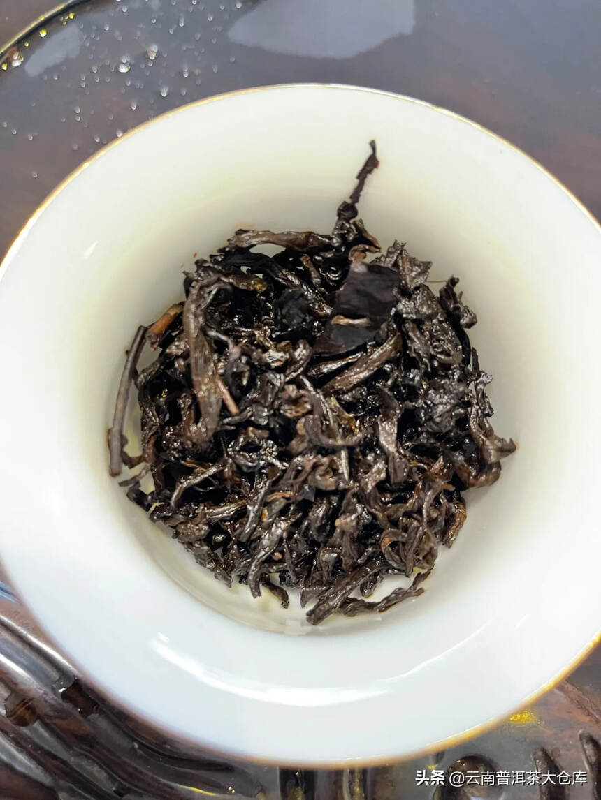 80年代老普洱熟茶，勐海古树料。焦糖香，糯感厚足，陈