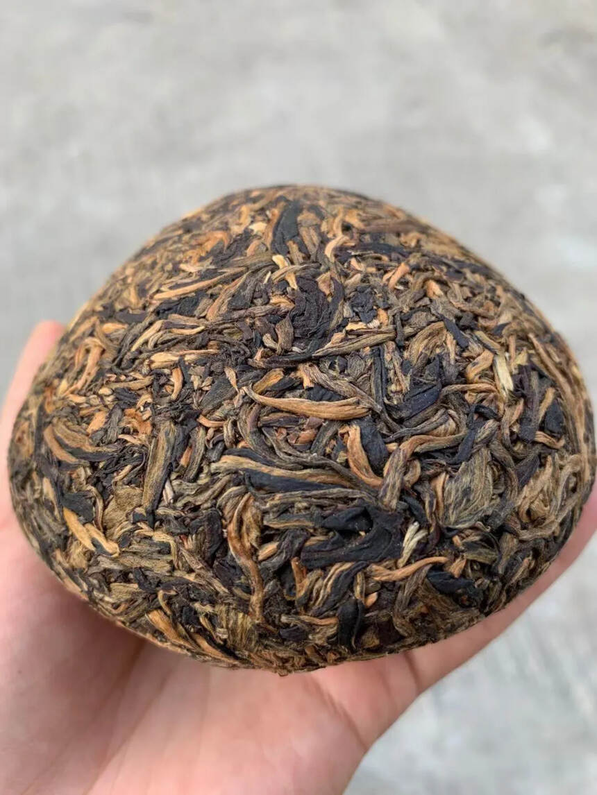 2002年班章古树沱茶，250克/个，4个/条。早期