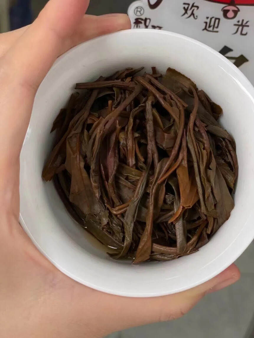 1999年班盆古树
茶气较足，茶汤一入口就感觉很有劲