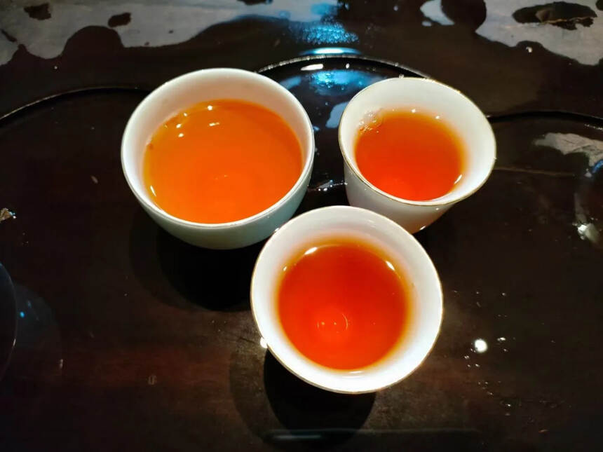 好茶推荐
九十年代 黎明茶厂
厚纸红中黄青饼   仓