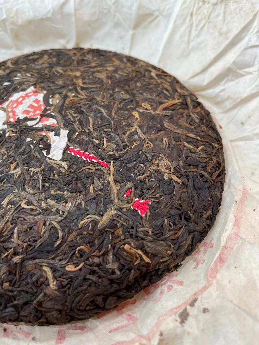 2000年中茶厚纸小红印红丝带青饼。2000年中茶厚