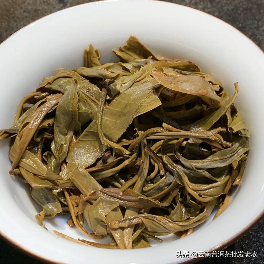 昔归大树散茶，
汤色淡黄清亮，
味甘;三泡后回甘更明