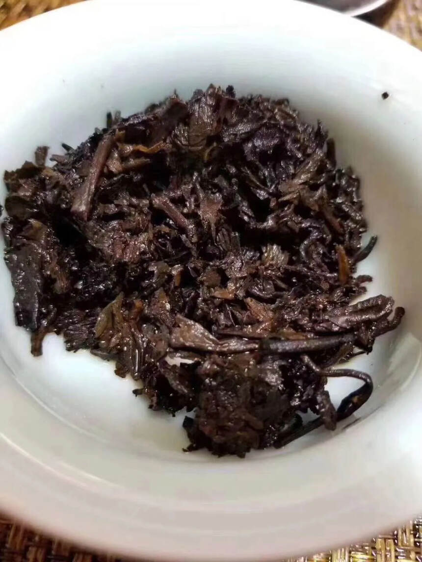 ??

99年中茶黄印熟茶干仓，条索肥硕，毫 显，汤