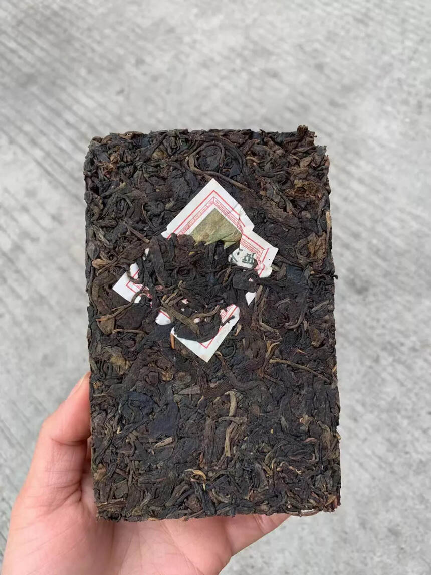 2002年一款集烟韵与口感于一身的班章古茶砖，250