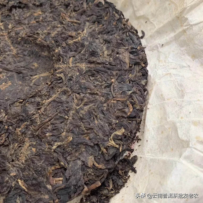 98年杨庆号易武老茶，这款茶选料为易武古树茶为原料，