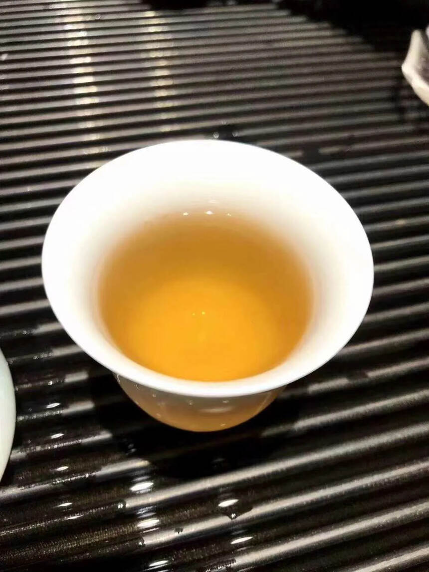 ??05年福海曼夕山野生大树茶。野生大树茶的味道，香