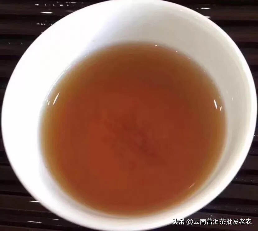 98年杨庆号易武老茶，这款茶选料为易武古树茶为原料，