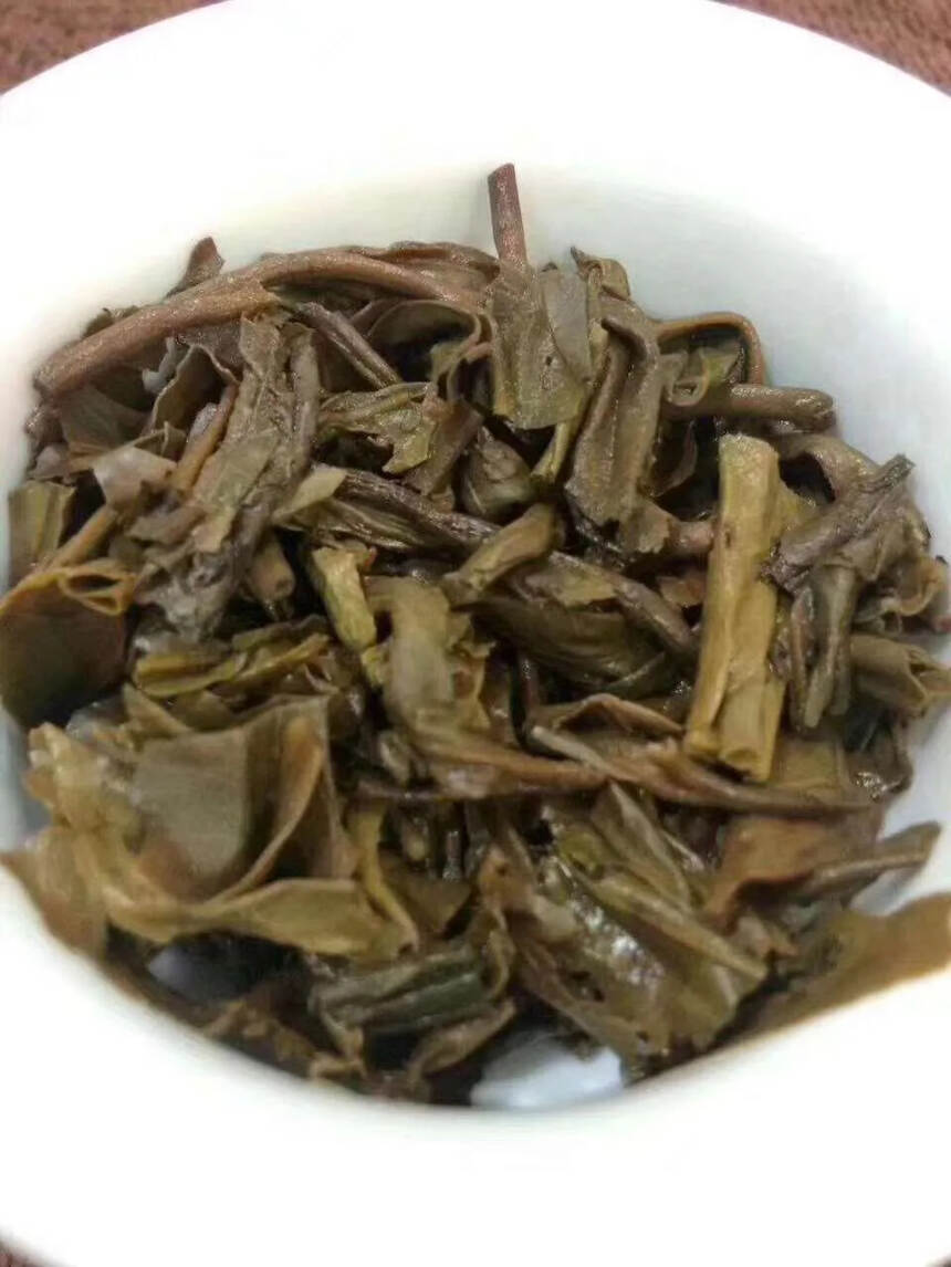 ??

00年南峤茶厂班章生态饼，茶底气十足，汤色透