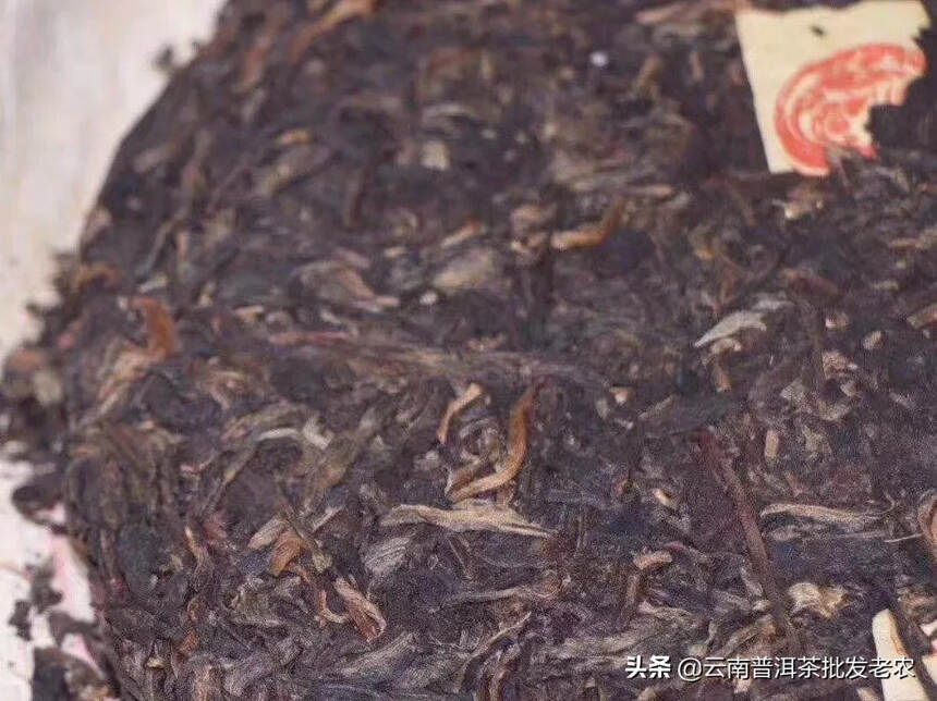 98年杨庆号易武老茶，这款茶选料为易武古树茶为原料，