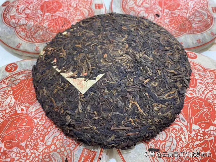 98年杨庆号易武老茶，这款茶选料为易武古树茶为原料，