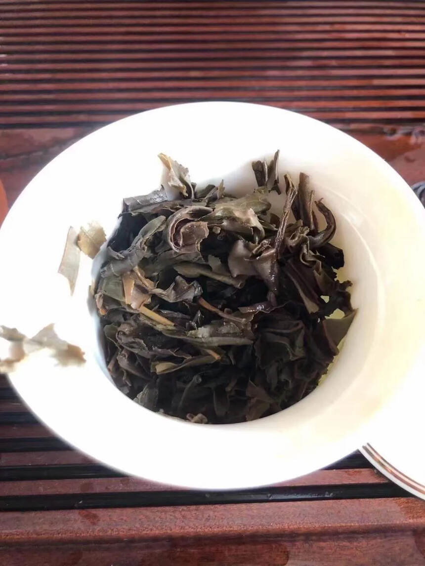 2005年保塘烟香味十足的古树茶，此茶条索紧实粗壮，