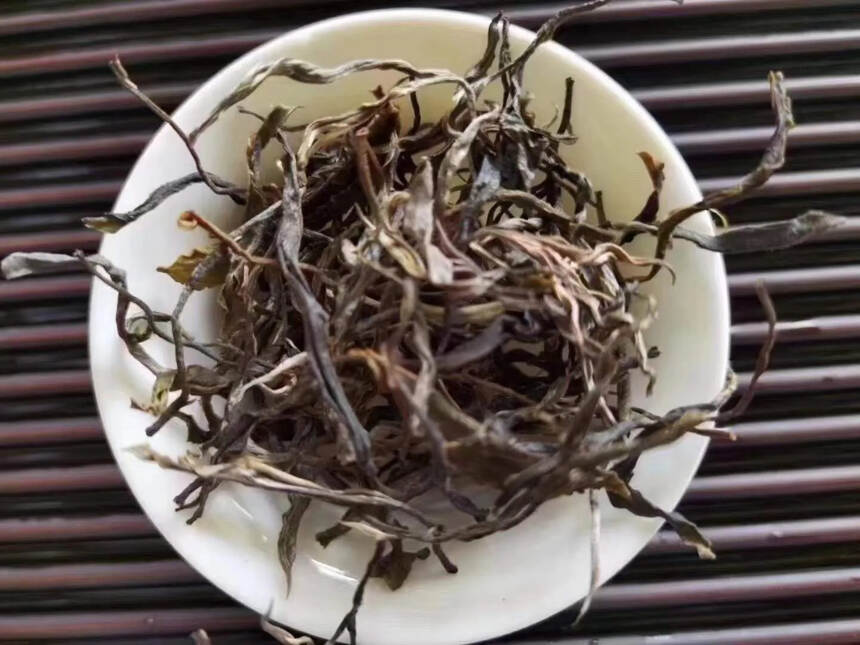 2022年曼糯古树茶，叶底均匀有活性，干仓存放，香气