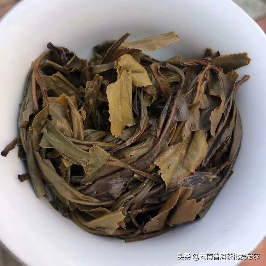 02年倚邦大树茶散茶，偏小叶种。甘甜醇香，茶气偏甜带