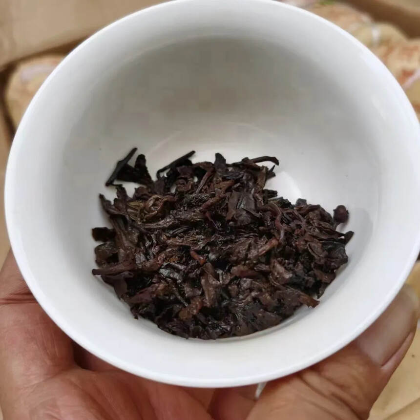 花园熟沱
1996年的勐海老树野生茶压制，陈香糯滑明