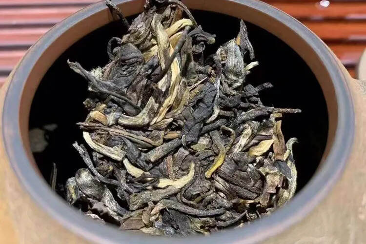 ??2006年布朗珍藏青饼，福今老生茶，=口感厚重，