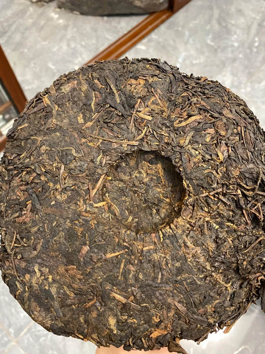 80年代鼎兴茶庄老生茶357克，陈香甘甜，汤浓醇厚。