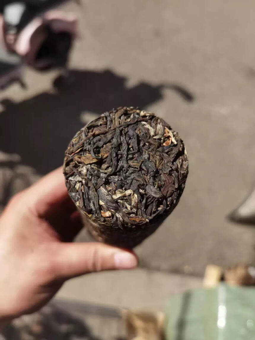 2012年布朗山乔木茶
一根500克一件30根，昆明
