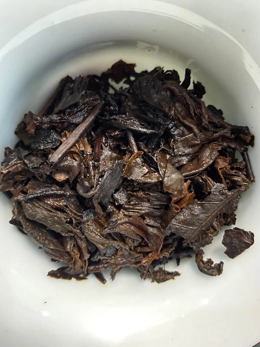 80年代鼎兴茶庄老生茶357克，陈香甘甜，汤浓醇厚。