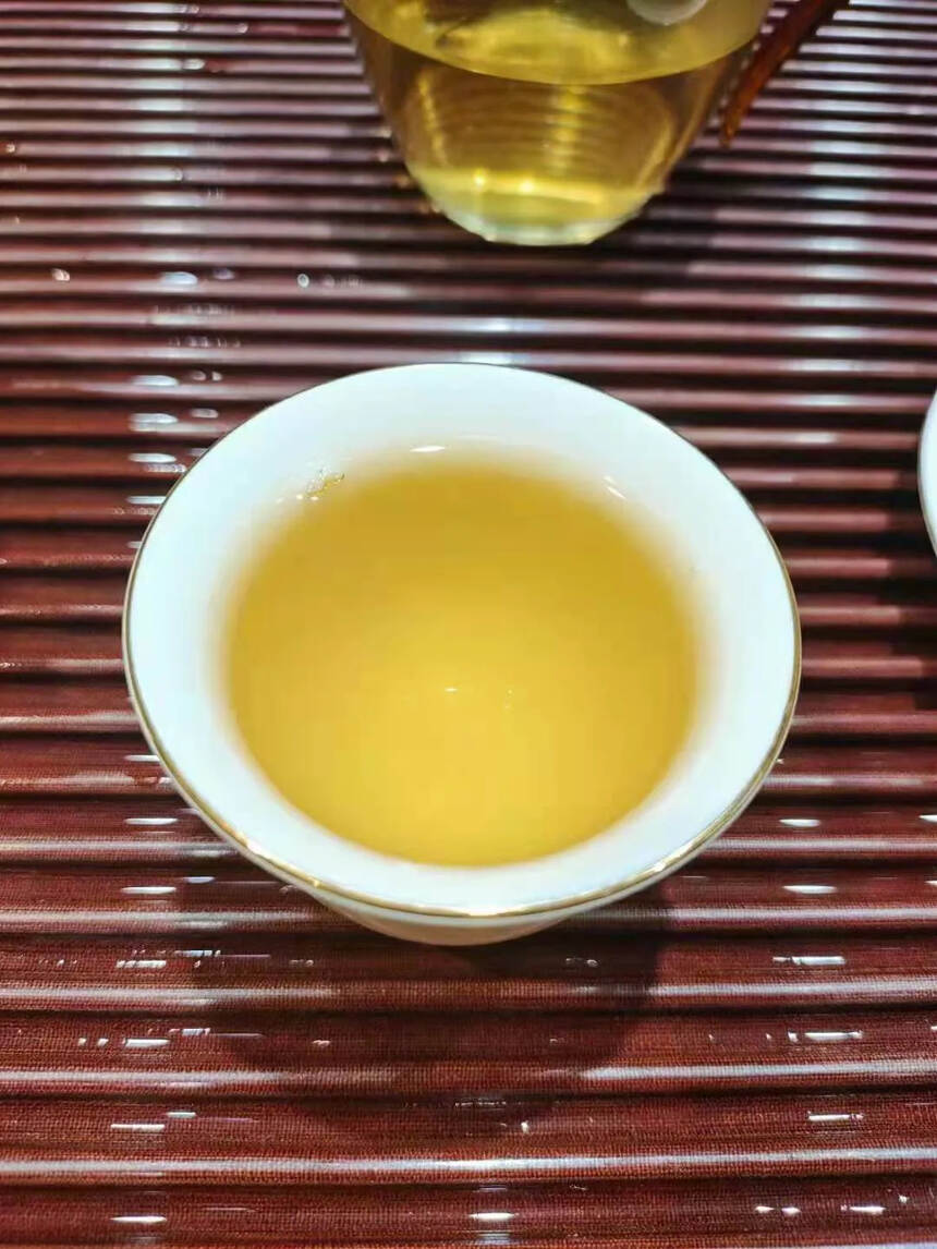 云南普洱茶2018年正气塘古树头春纯料
汤质稠厚，香