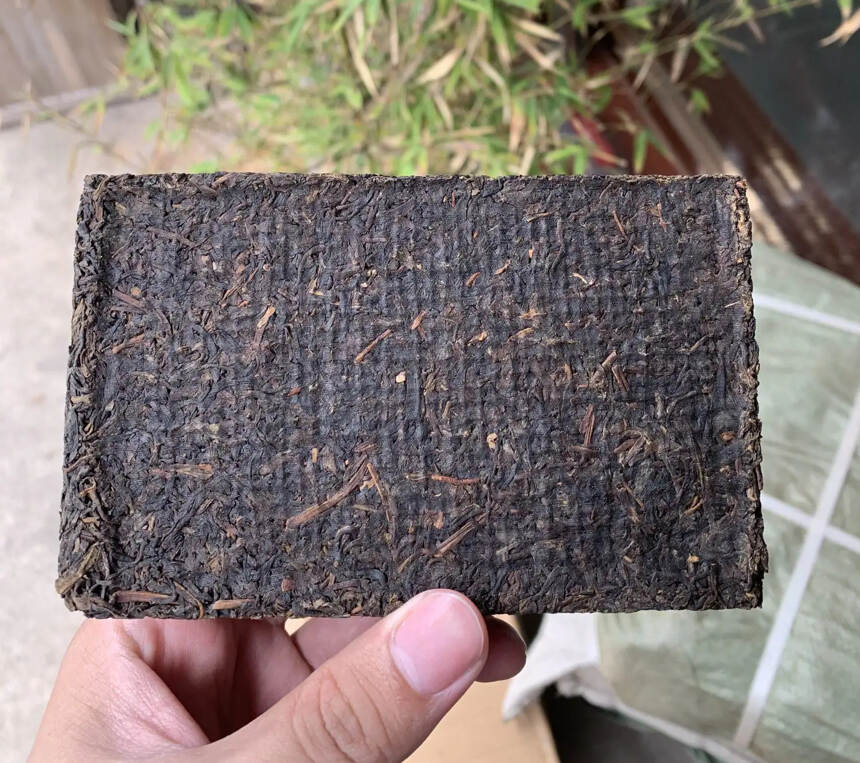 布朗生茶
04年远年野生茶砖，一片250克，一件68