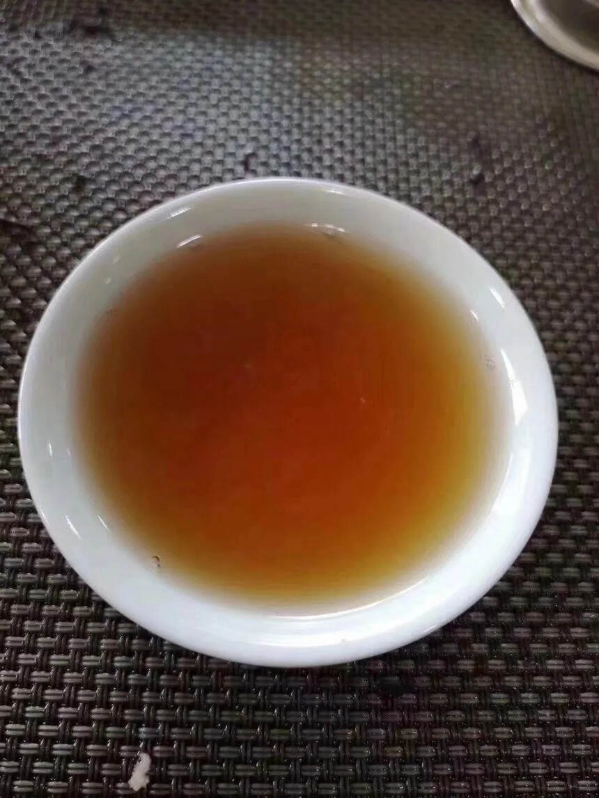 60年代英敏号老生茶，樟香十足。
#茶# #普洱茶#