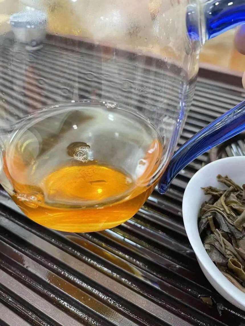 ??

02年大益红字生茶，云南野生大叶青饼。茶气刚