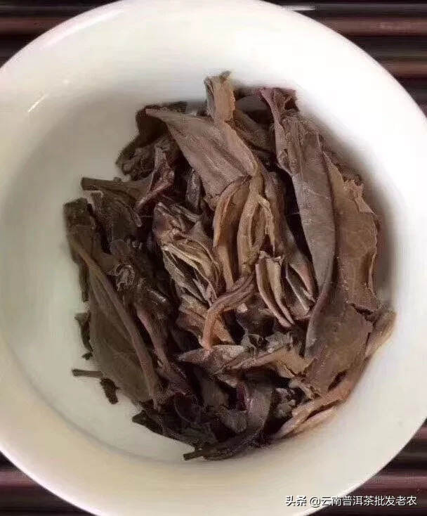 98年杨庆号易武老茶，这款茶选料为易武古树茶为原料，