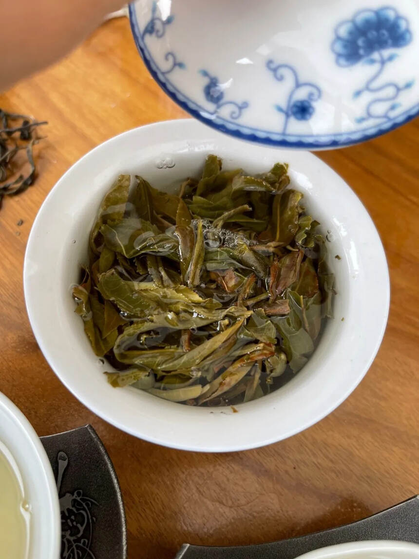 今年的曼松古树到货
茶汤剔透清亮
茶汤入口清香扑鼻，