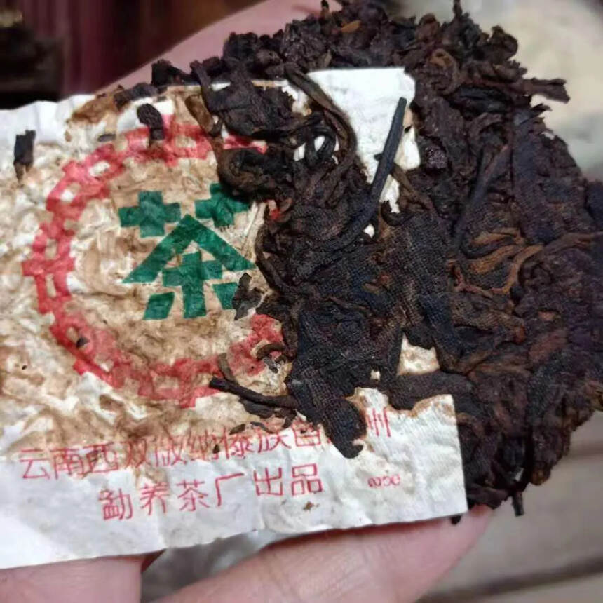 ??97年勐养茶厂绿印熟茶，中茶外包定制。蜜香明显，