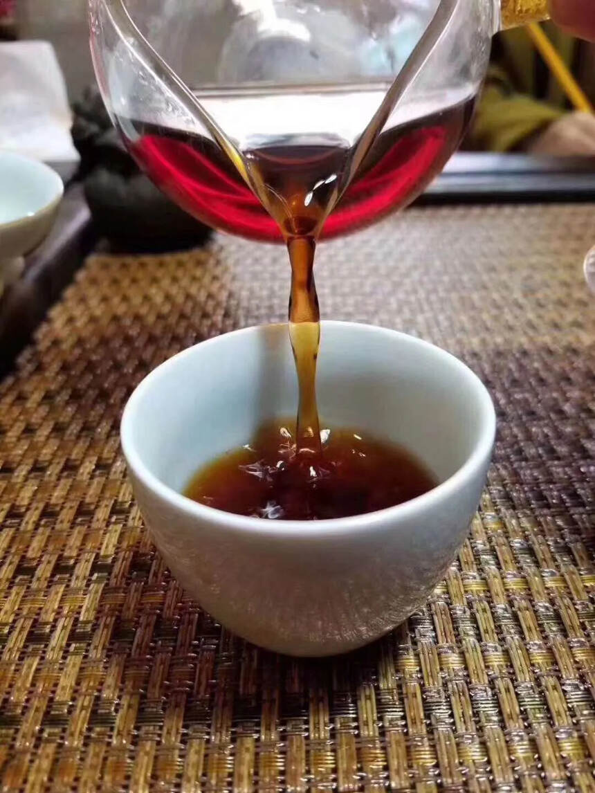 ??

99年中茶黄印熟茶干仓，条索肥硕，毫 显，汤