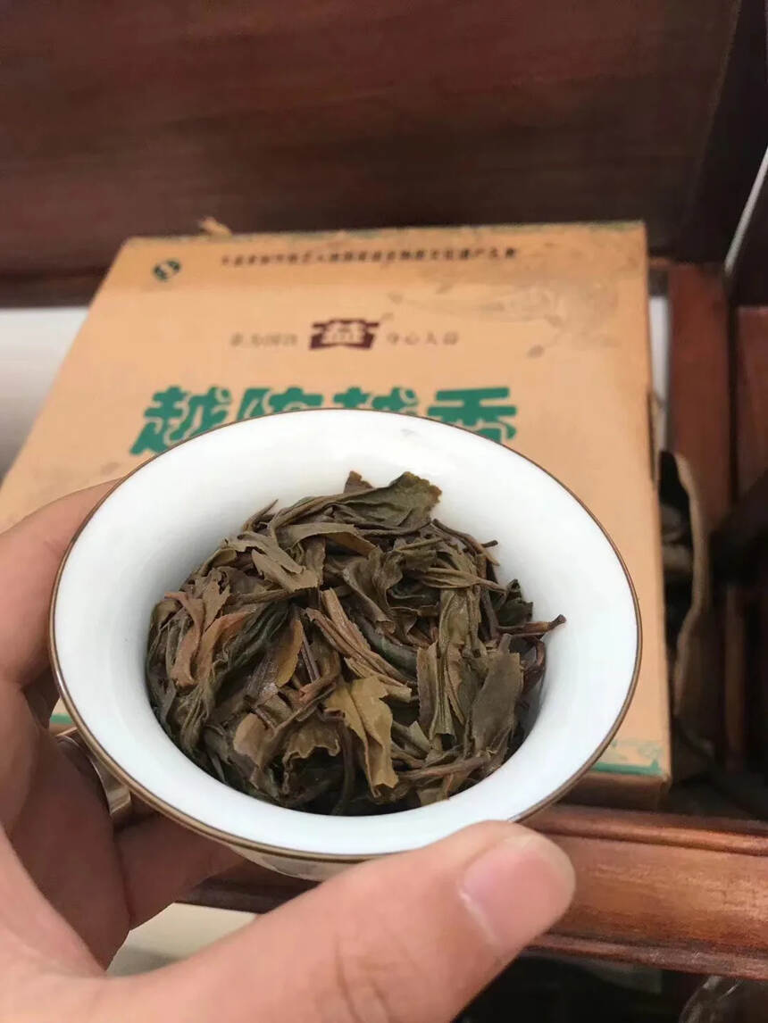 06年布朗山古树茶料，茶气足，回甘好，蜜香，茶汤干净