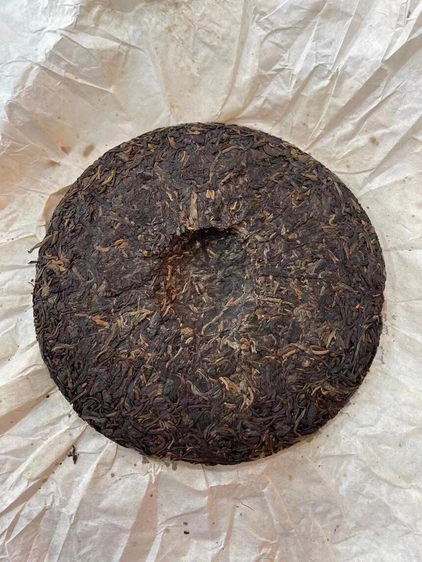 2000年中茶厚纸小红印红丝带青饼。2000年中茶厚