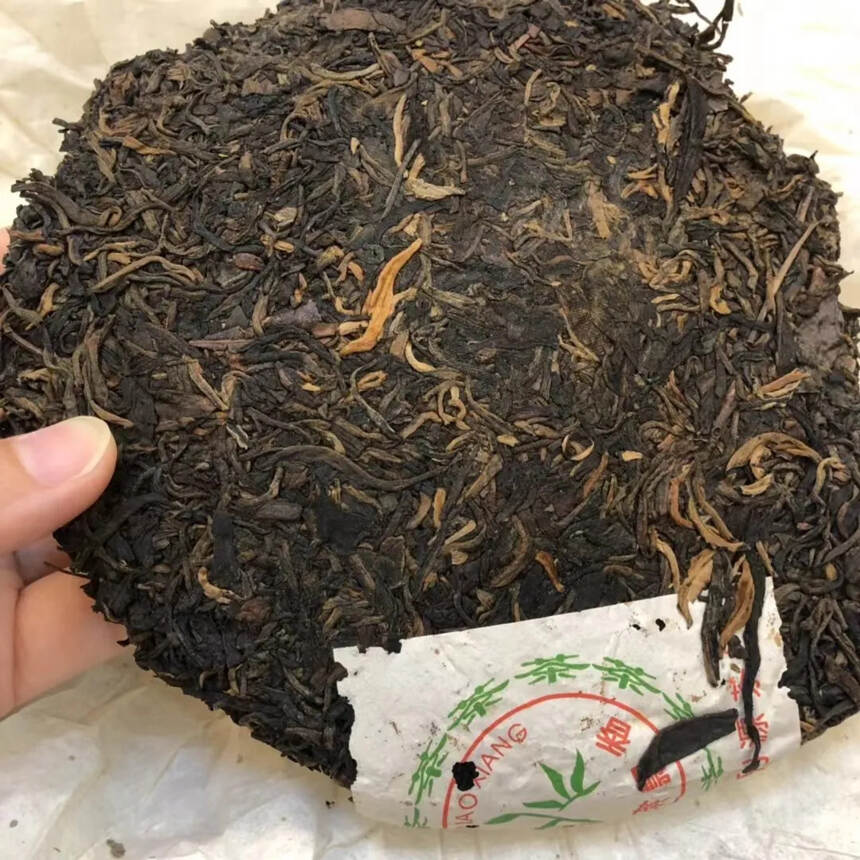 2000年越陈越香青饼纯干高香，白毫春尖原料压制，叶