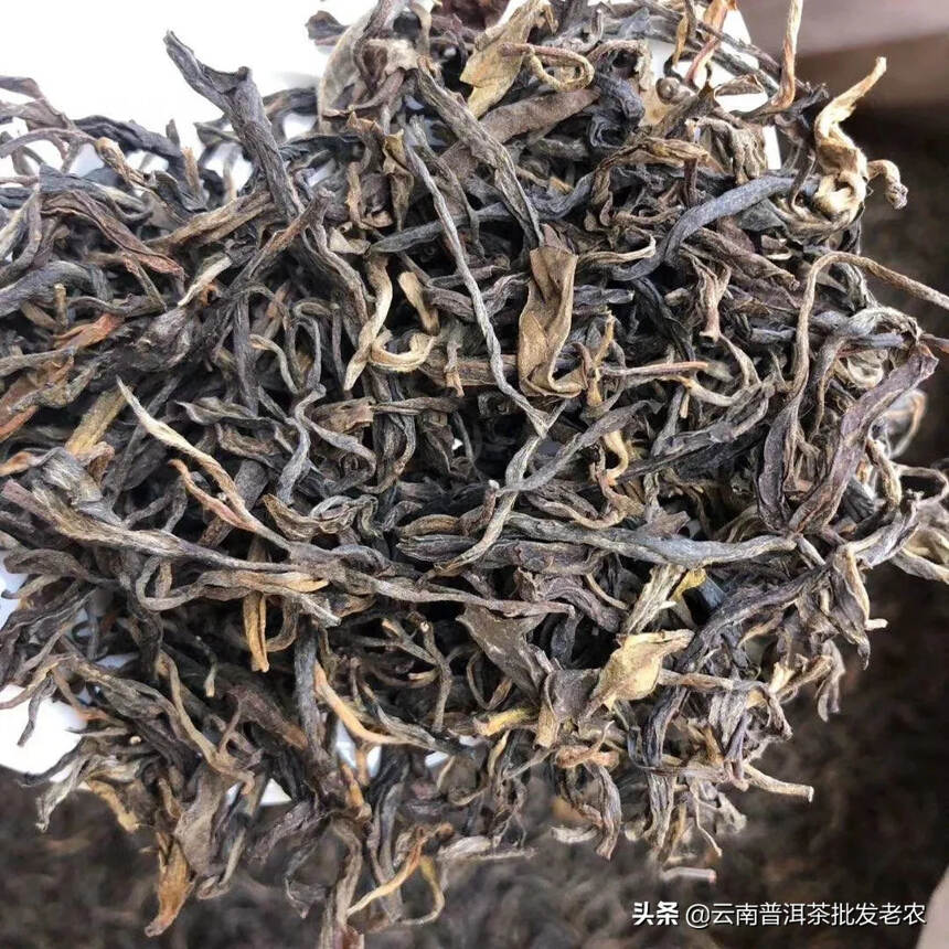 02年倚邦大树茶散茶，偏小叶种。甘甜醇香，茶气偏甜带