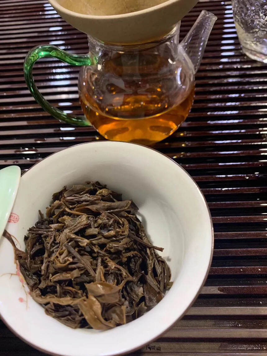 2009年200克龙益茶厂景迈秋韵小饼，兰香凸显，叶