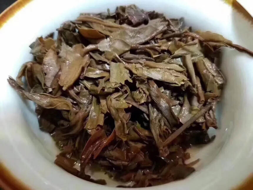 年份：05年兴海御赏醇香老生茶
茶料：布朗山纯料。