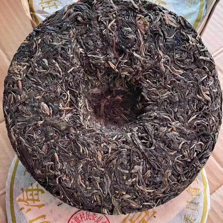 ??08年金班章5号青饼野生茶，口感醇厚，透亮，毫多