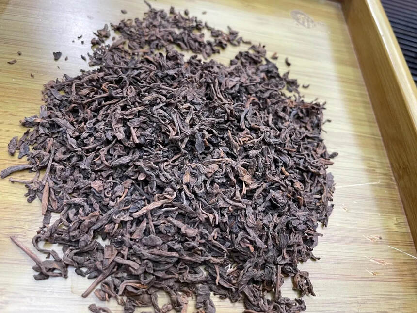 98年老散茶100克吉辛散茶
选用勐海地区的原料，正