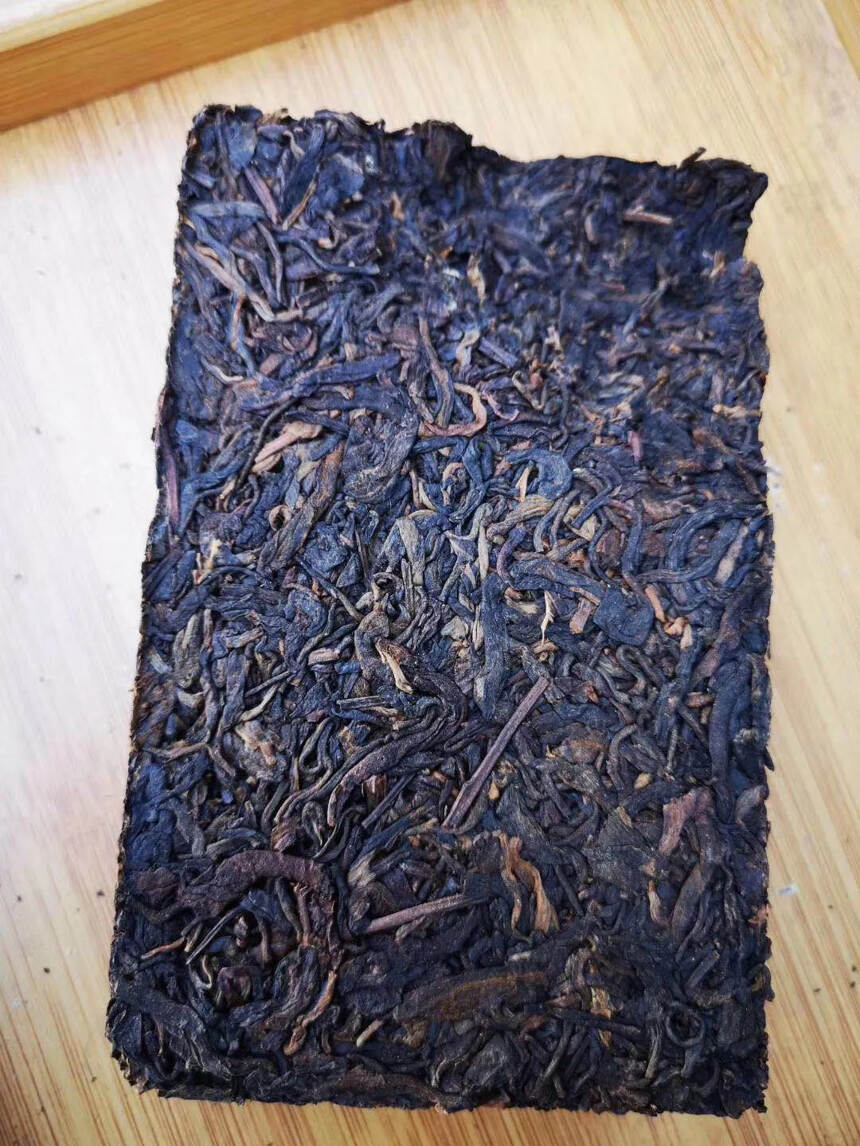 1968年革紋纸文革砖，干仓存放，此茶属于醇香型易武